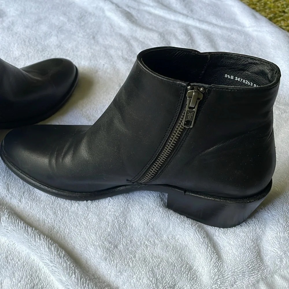 FRYE Carson Piping Bootie Like New!! Black Size 8 1/2